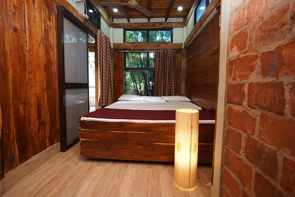 Hotel in Santiniketan Under ₹2000 Per Night — What You Actually Get for the Price 5 Room at shantiniketan for family